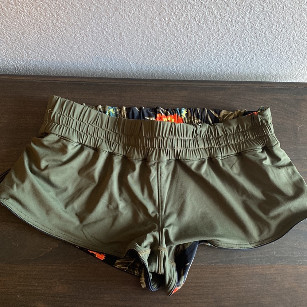 Reversible 🌺 Rip Curl 🌺 Shorts - Picture 7 of 10